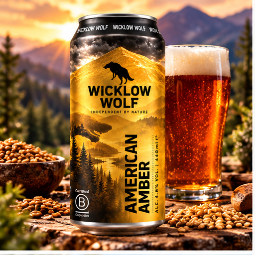 Lata de Wicklow Wolf American Amber com copo de cerveja âmbar e cereais, com montanhas ao fundo.