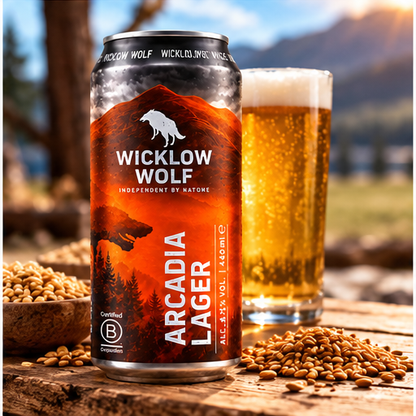 Lata de Wicklow Wolf Arcadia Lager com copo de cerveja dourada e cereais, com montanhas ao fundo.