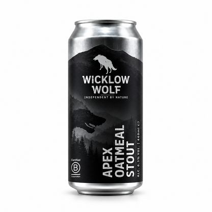 Lata de cerveja Wicklow Wolf Apex Oatmeal Stout 44 cl sobre fundo branco.