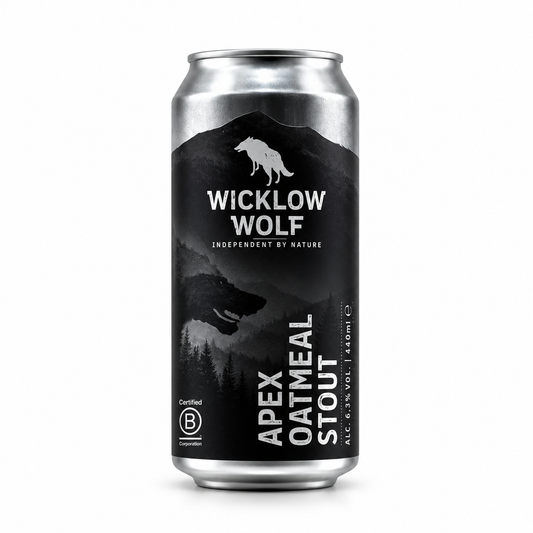 Lata de cerveja Wicklow Wolf Apex Oatmeal Stout 44 cl sobre fundo branco.