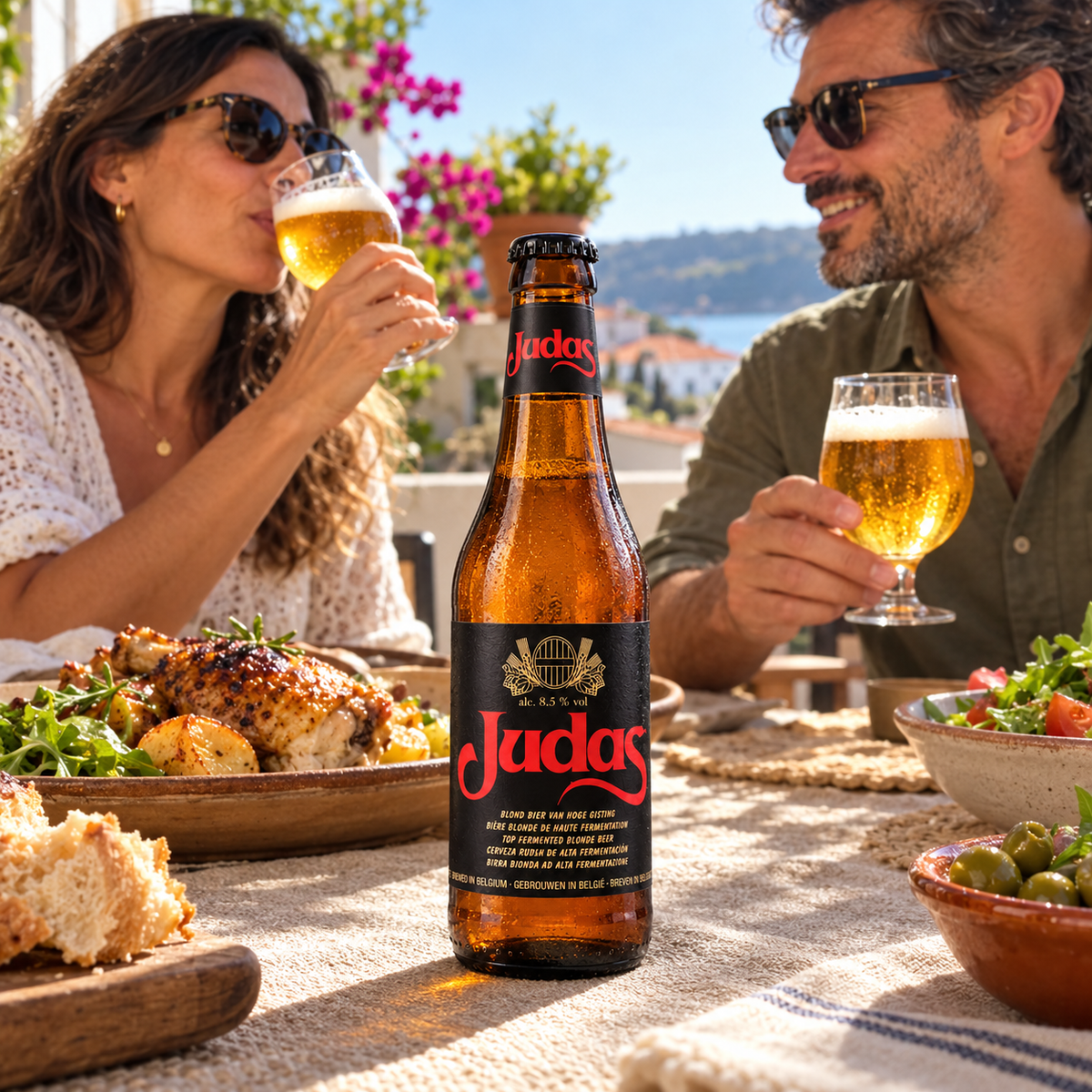 Imagem de ambiente gerada por IA: Judas Blond em destaque à mesa, com um casal adulto e sugestão de harmonização.